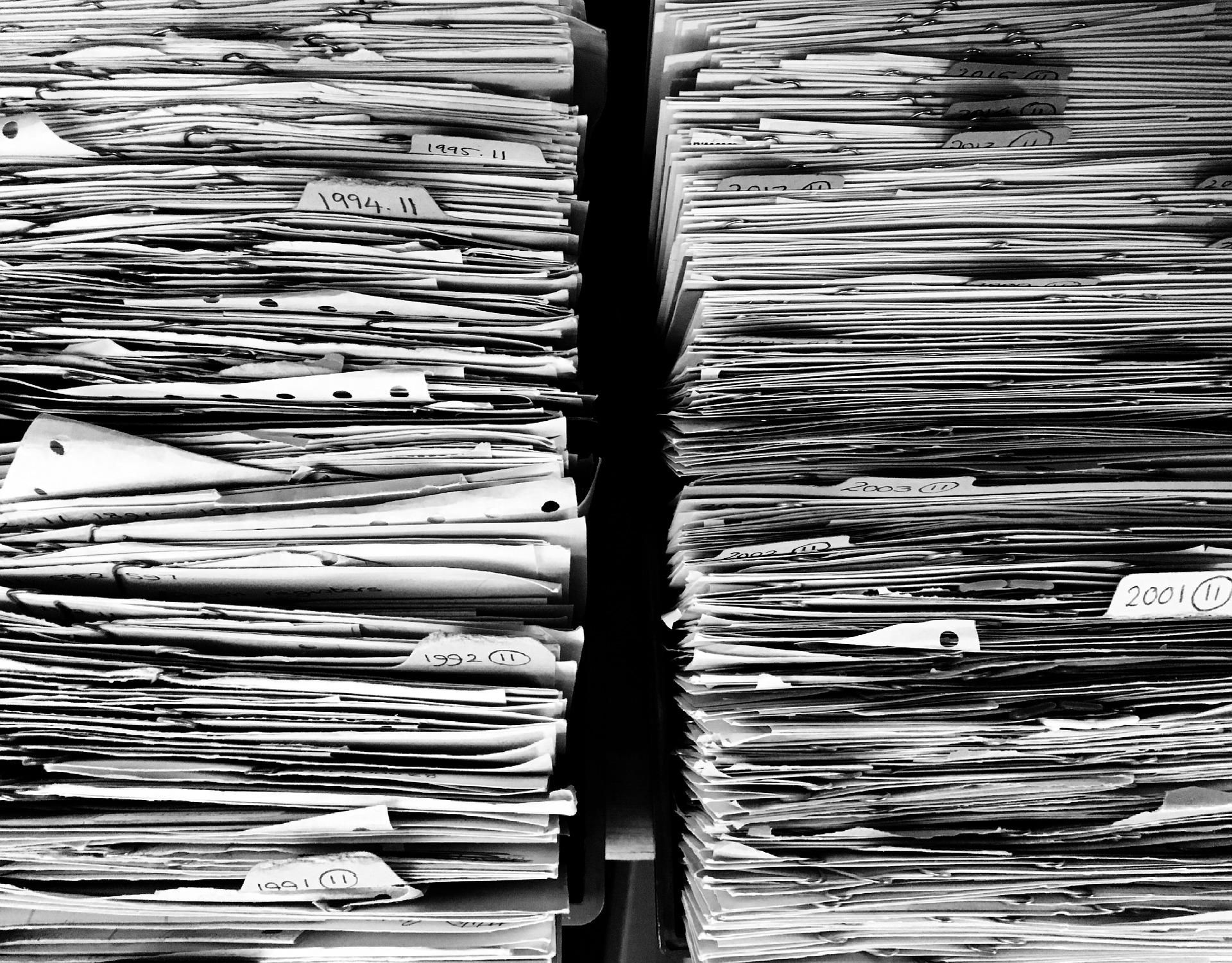 zwei große Papierstapel