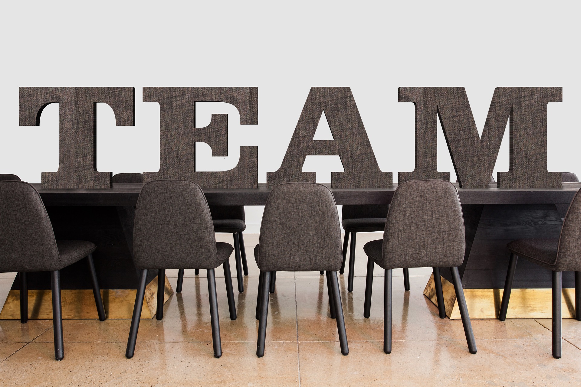Bürotisch mit Stühlen und Team