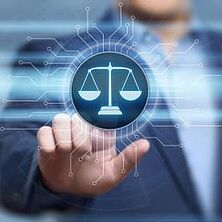 Person im Hintergrund tippt auf einem Bildschirm die Justizwage an