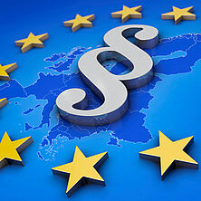 Europakarte blau überdeckt mit einem Kreis aus gelben Sternen und einem §