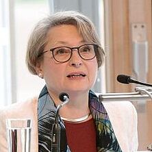 Bettina Limperg am Rednerpult beim Festakt 110 Jahre DRB
