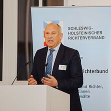 Justiz im Dialog in Kiel | Bildquelle Schleswig-Holsteinischer Richterverband Roman Poseck, Minister des Innern, für Sicherheit und Heimatschutz des Landes Hessen, am Rednerpult