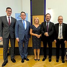 Justiz im Dialog in München | Bildquelle: Bayerischer Richterverein, P. Grünes Podiumsteilnehmer und Gäste: (v.l.n.r.) Roland Kempfle, DRB-Präsidiumsmitglied und Vizepräsident der Europäischen Richtervereinigung, Kees Sterk, ehemaliger Präsident des Europäischen Netzwerks der Justizverwaltungsräte, Barbara Stockinger, Vorsitzende des Bayerischen Richtervereins, Heribert Prantl, ehemaliges Mitglied der Chefredaktion der Süddeutschen Zeitung, Hans-Jürgen Papier, Präsident des Bundesverfassungsgerichts a. D.